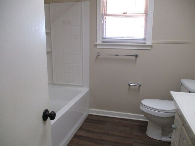 Building Photo - $1800 - 3/2 Country Home Close to Downtown...