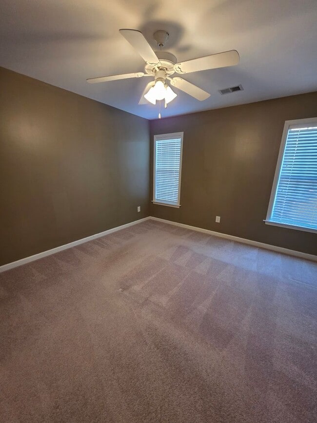 Building Photo - 2 BR Townhome!