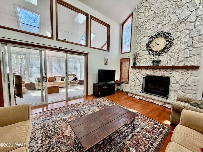 Building Photo - 811 Paddock Ct