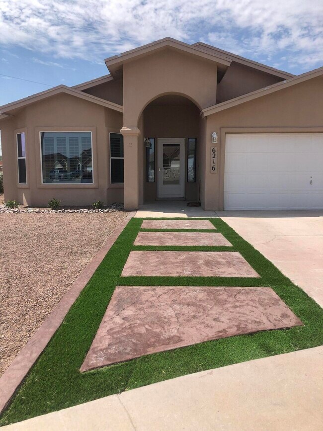 Building Photo - 6216 Lovebird Ln