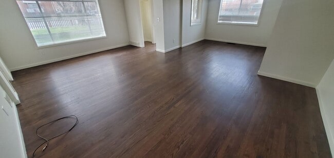 Building Photo - 4 bed, 2 Bath, 1100 SF with washer/dryer hookups, large, fenced yard and garage.