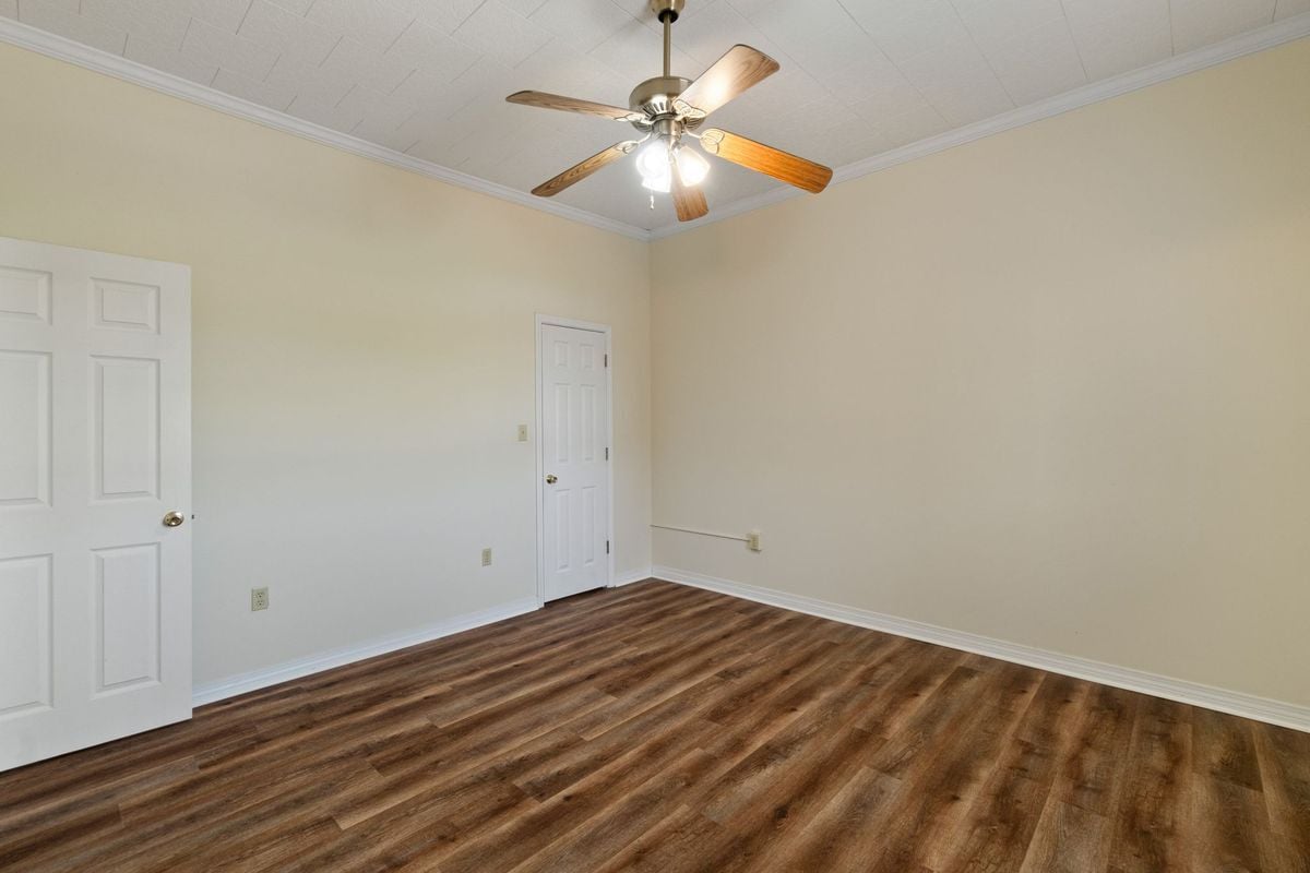 Building Photo - 2 W Lakeview Dr