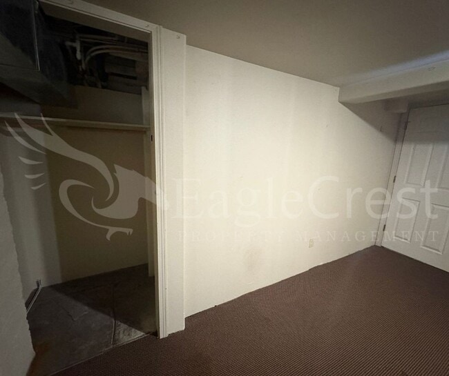 Building Photo - Large 8-Bedroom Home Across from Whitman College – Lawn Care Included