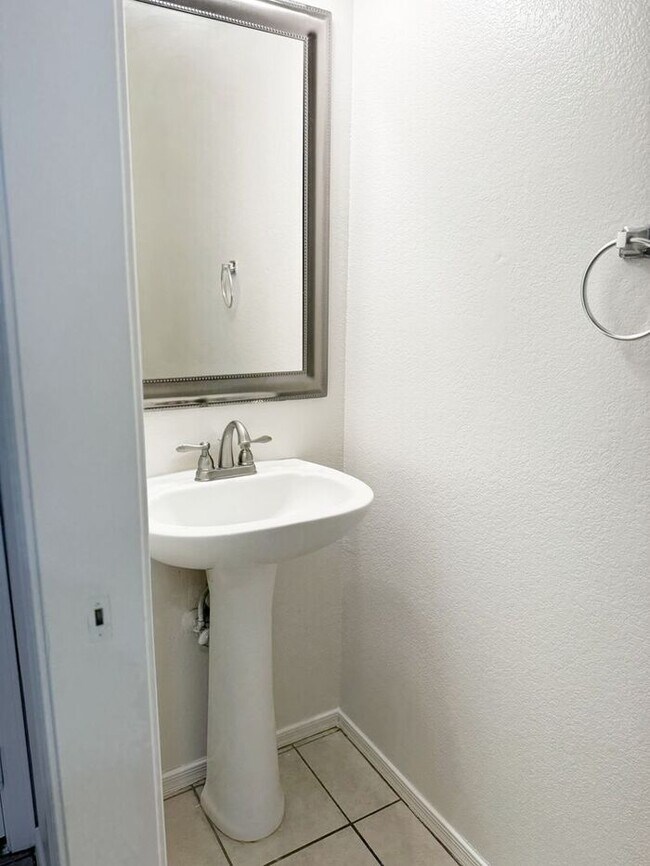 Building Photo - ABSOLUTELY STUNNING 4BR 2.5BA, OVER 2100SQFT, COMMUNITY POOL, CHANDLER