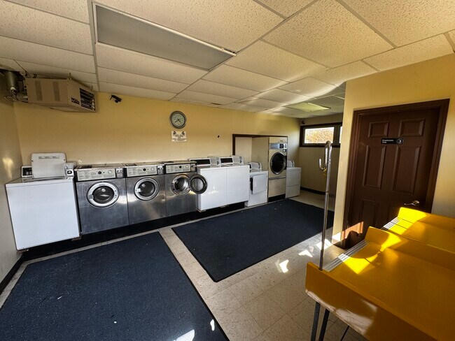 Building Photo - Oakwood