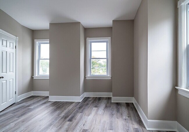 Building Photo - "Charming 3-Bedroom Haven with Elegant Gra...