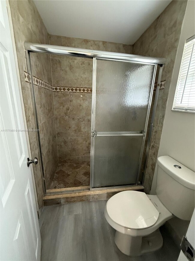 Building Photo - 9961 Three Lakes Cir