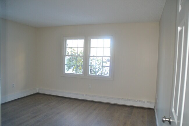 Building Photo - 12 St James Pl