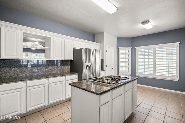 Building Photo - 695 Paseo del Mar Dr