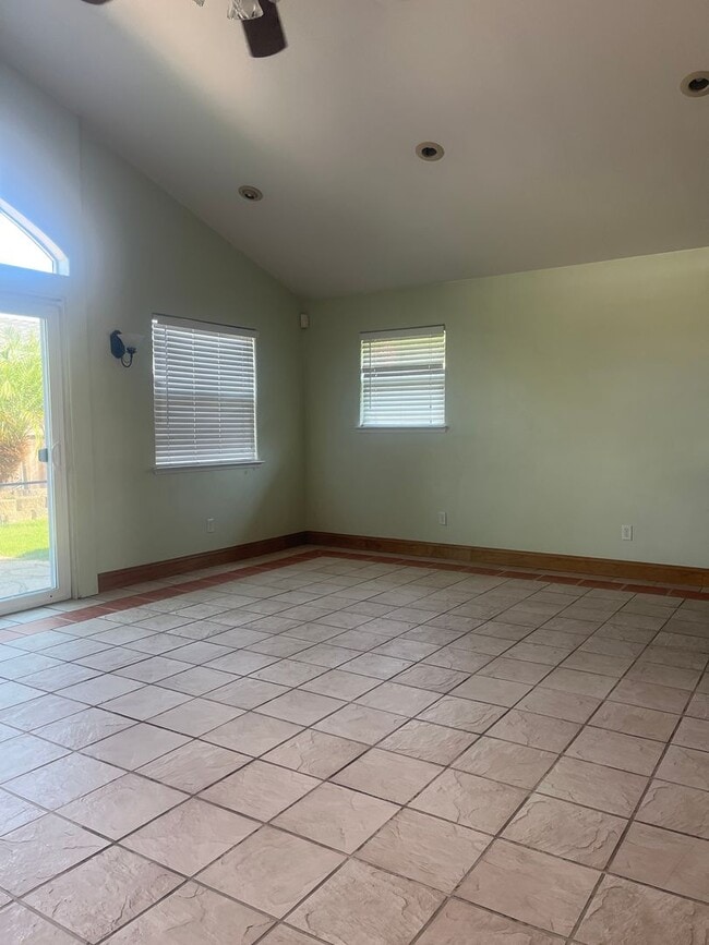 Building Photo - This rental won't last long. Don't miss ou...