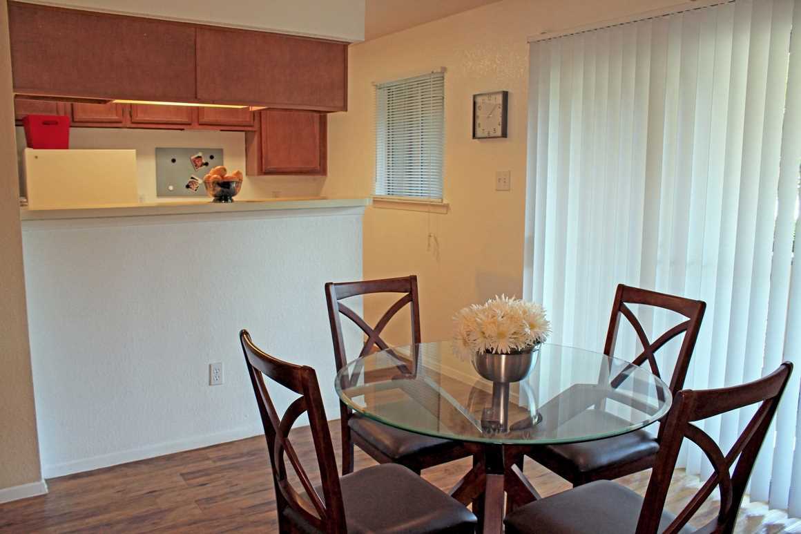 Building Photo - 2000 Cedar Bend Dr