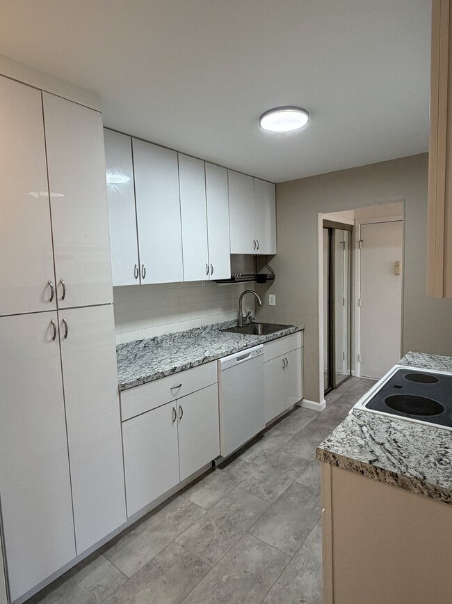 Building Photo - 84 Amberly Dr