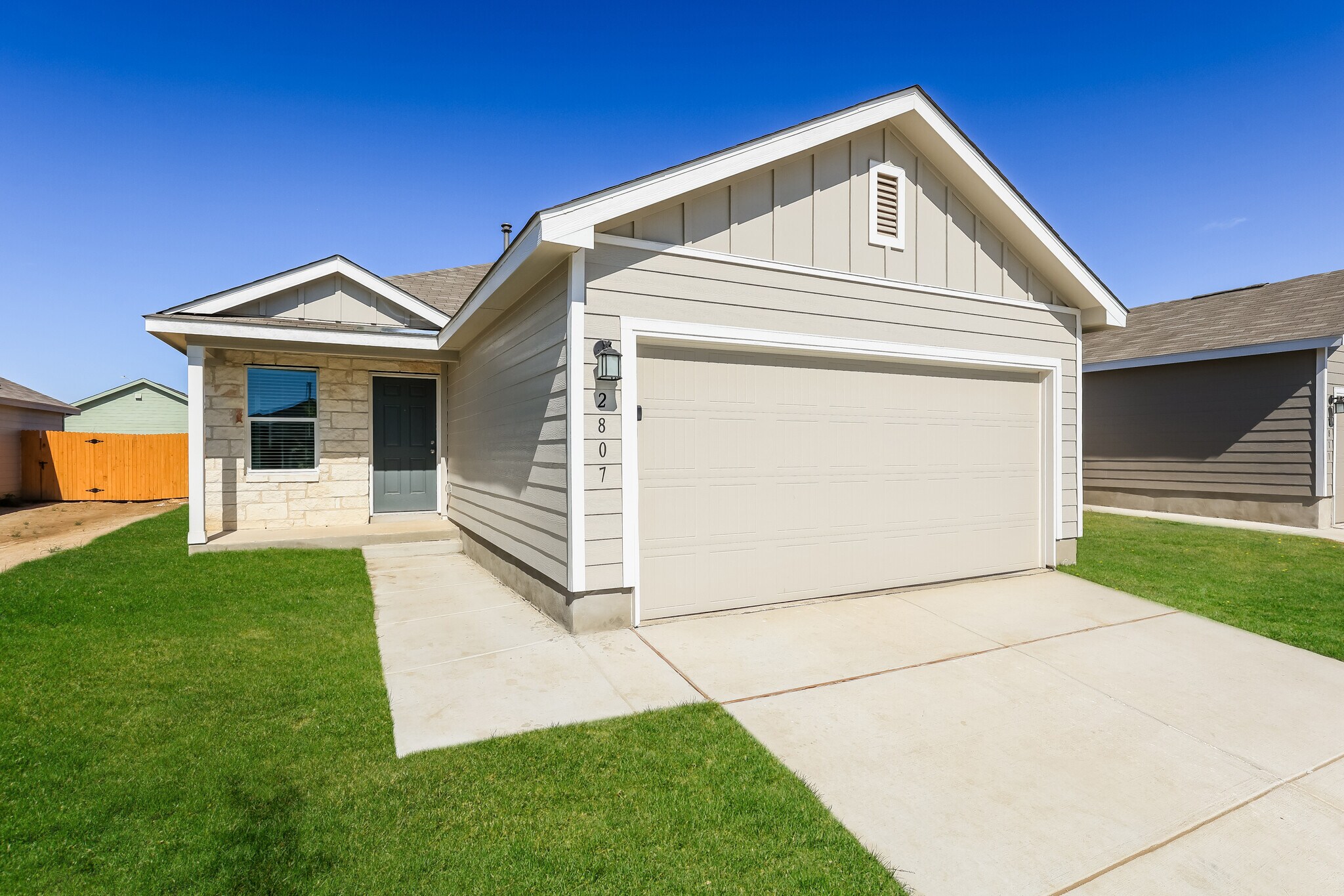 Building Photo - 2807 Gustavo Dr