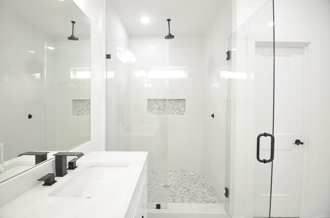 Building Photo - 9312 Waller St