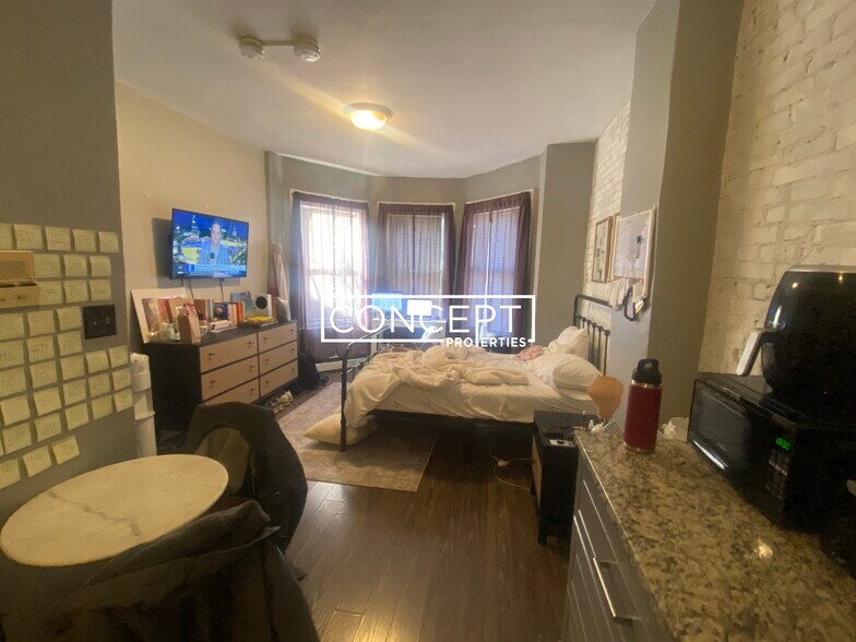 Building Photo - 40 Anderson St