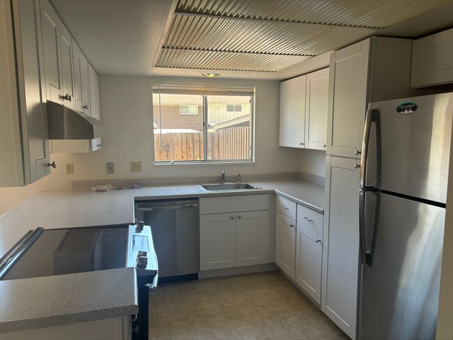Building Photo - Updated 3bd/2.5ba Townhome in Lakewood