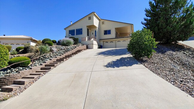 Building Photo - Home with amazing views