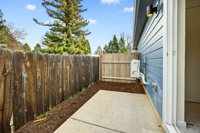 Building Photo - Brand New Single Level Home