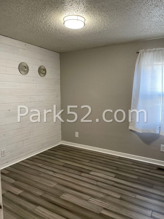 Building Photo - 4 Bedroom Single Family Home