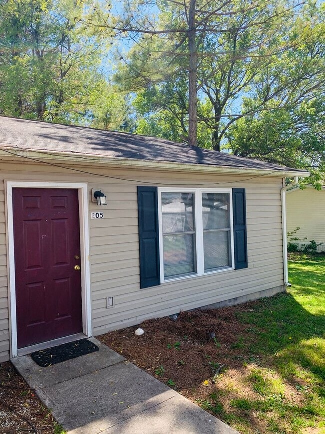 Building Photo - 2 Bedroom 1 Bath Townhouse