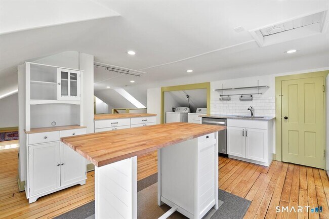 Building Photo - 185 Main St