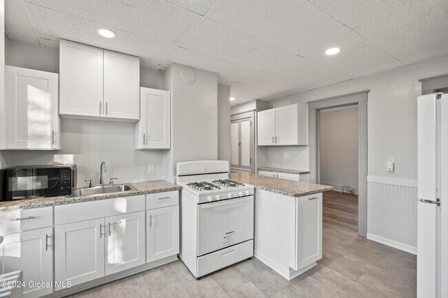 Building Photo - 776 Pawling Ave