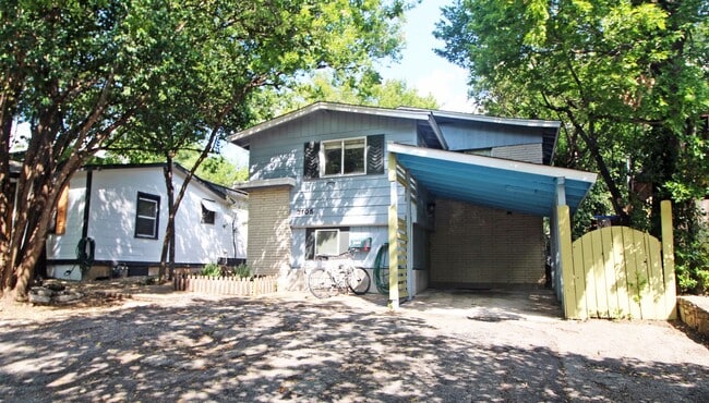 Building Photo - 5Bed/2.5bath with two kitchens, fenced yar...