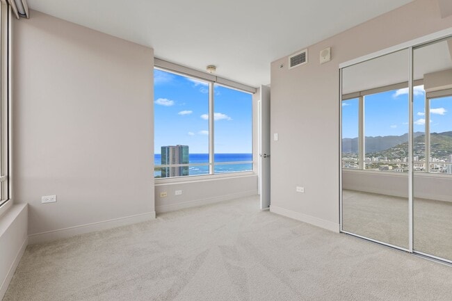 Building Photo - Convenient Urban Living!