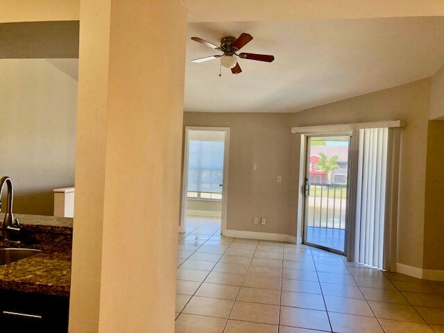 Building Photo - 150 Santa Clara Dr