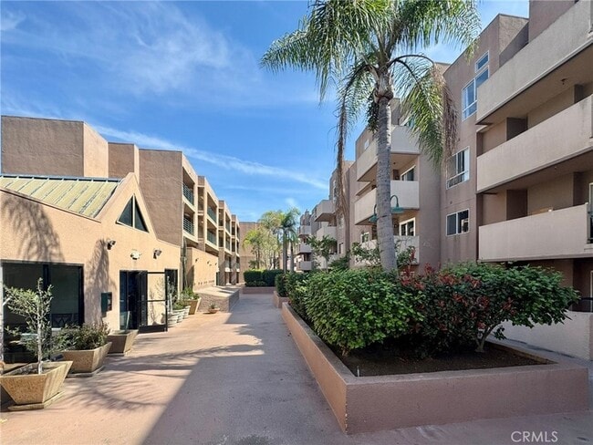 Building Photo - 450 E 4th St