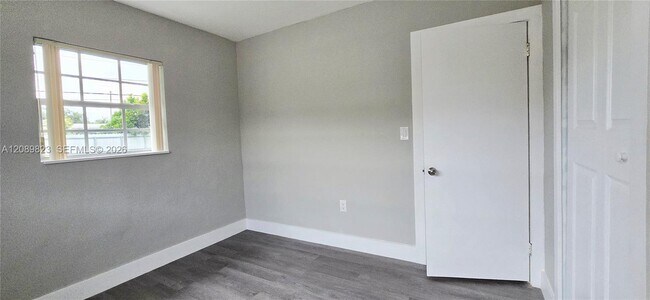 Building Photo - 580 W 34th Pl