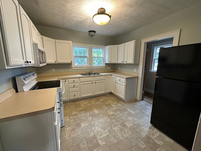 Building Photo - Move in Special - $500 off November rent -...