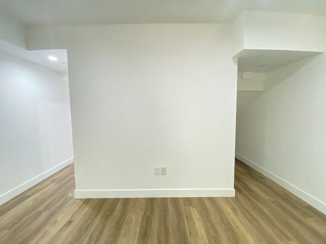 Building Photo - Chic & Private Ground-Level Studio | Priva...