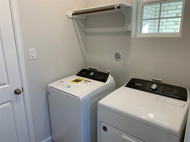 Building Photo - 810 Brookside Dr