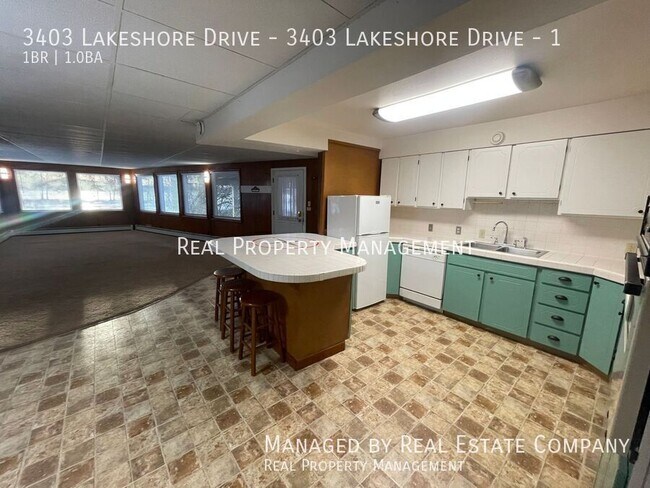 Building Photo - 3403 Lakeshore Dr