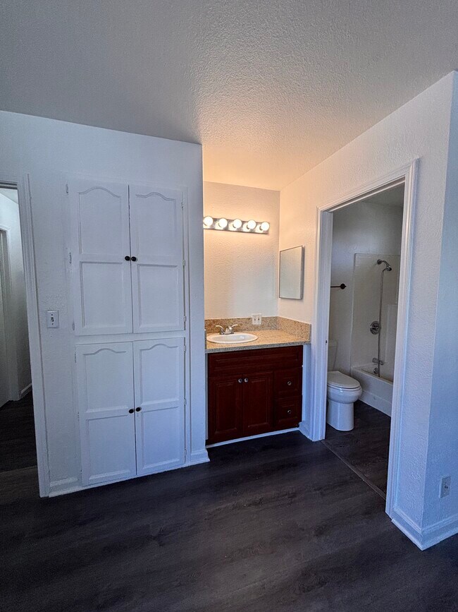 Master bathroom - 4825 Pickford St