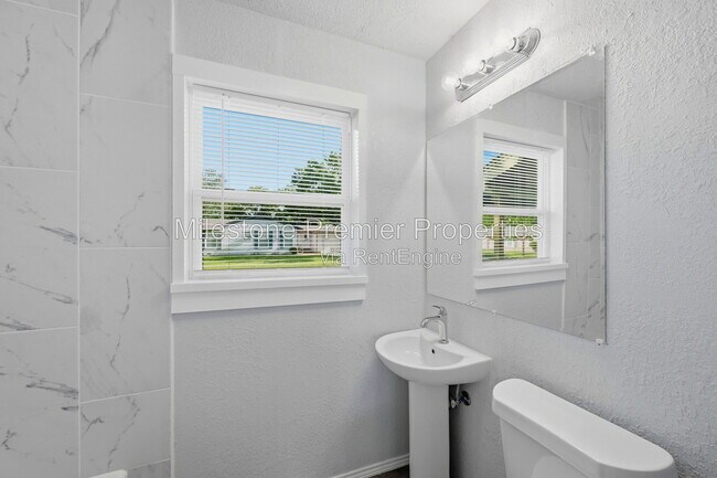 Building Photo - 718 W Belden St