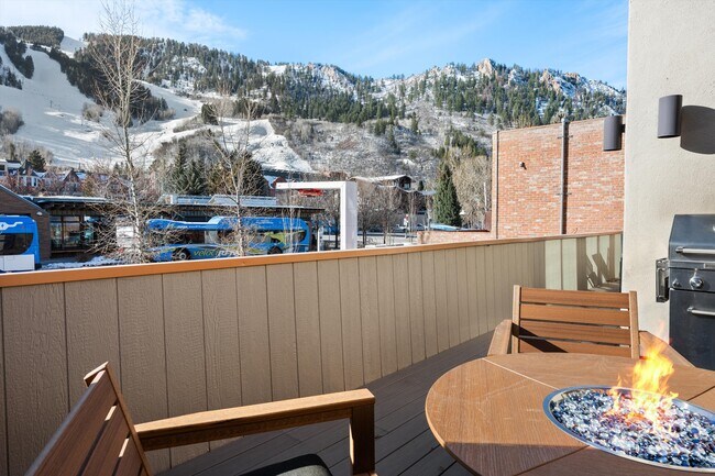 Building Photo - 447 E Cooper Ave