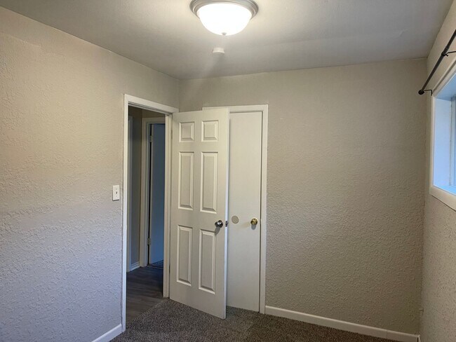 Building Photo - South KC 4Bed/1 Home Available Now!