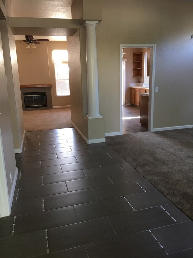 Building Photo - 4x2 Single Story in Great Location!