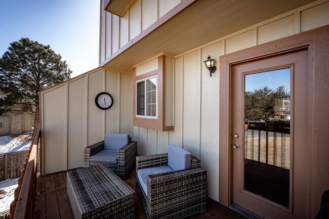 Building Photo - Stunning Townhome with Mountain Views in R...