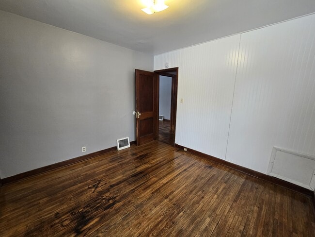 Building Photo - 401 Charles St