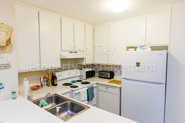 Building Photo - Spacious Top-Floor 1BR Condo with Ocean Vi...