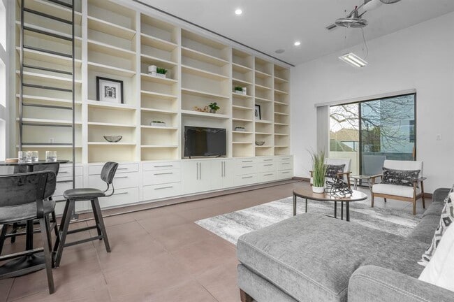 Building Photo - 118 Tuam St