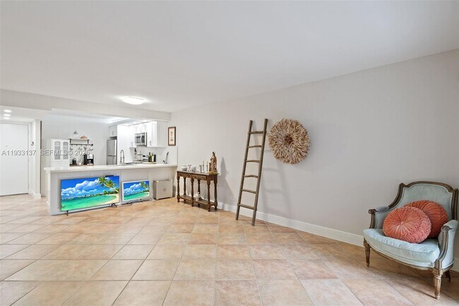 Building Photo - 8107 SW 72nd Ave