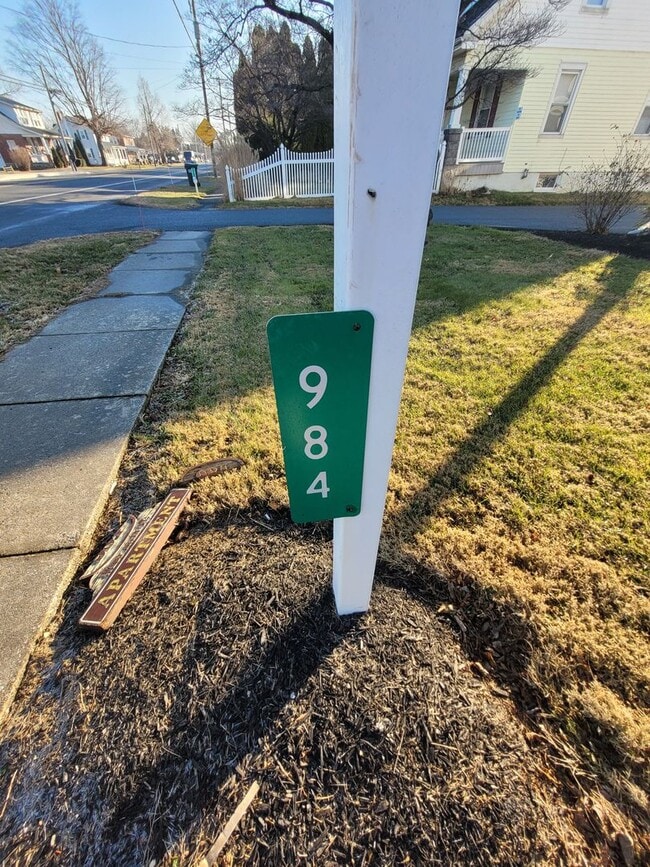 Building Photo - 984 W Main St