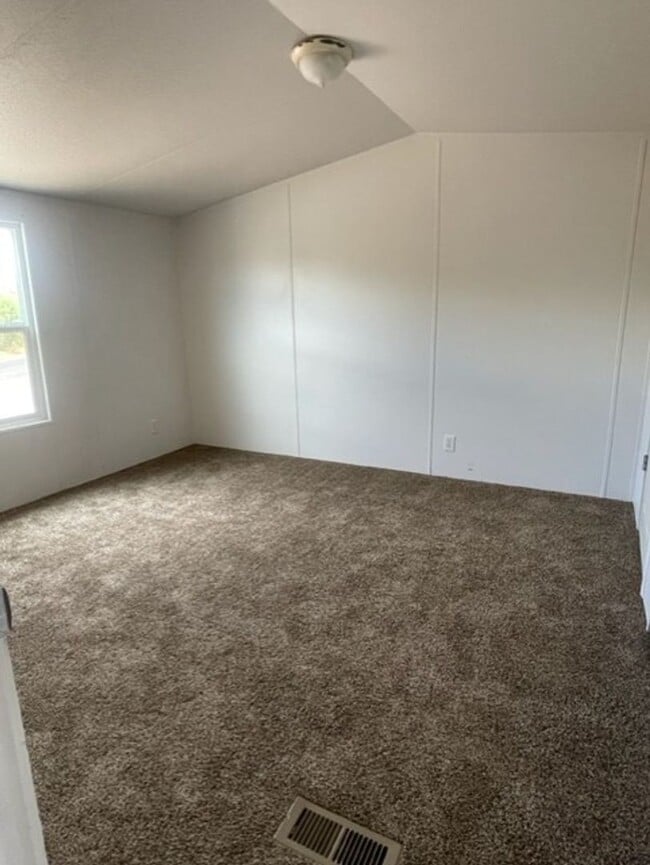 Building Photo - Price Reduction on this 2 Bedroom on Nice ...