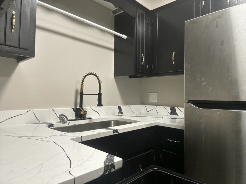 Building Photo - 1379 River Dr