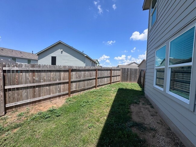 Building Photo - 4bd 2.5 ba in New Braunfels