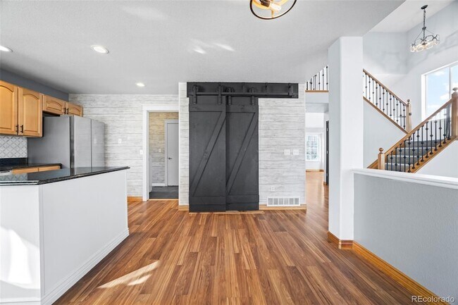 Building Photo - 421 W English Sparrow Dr